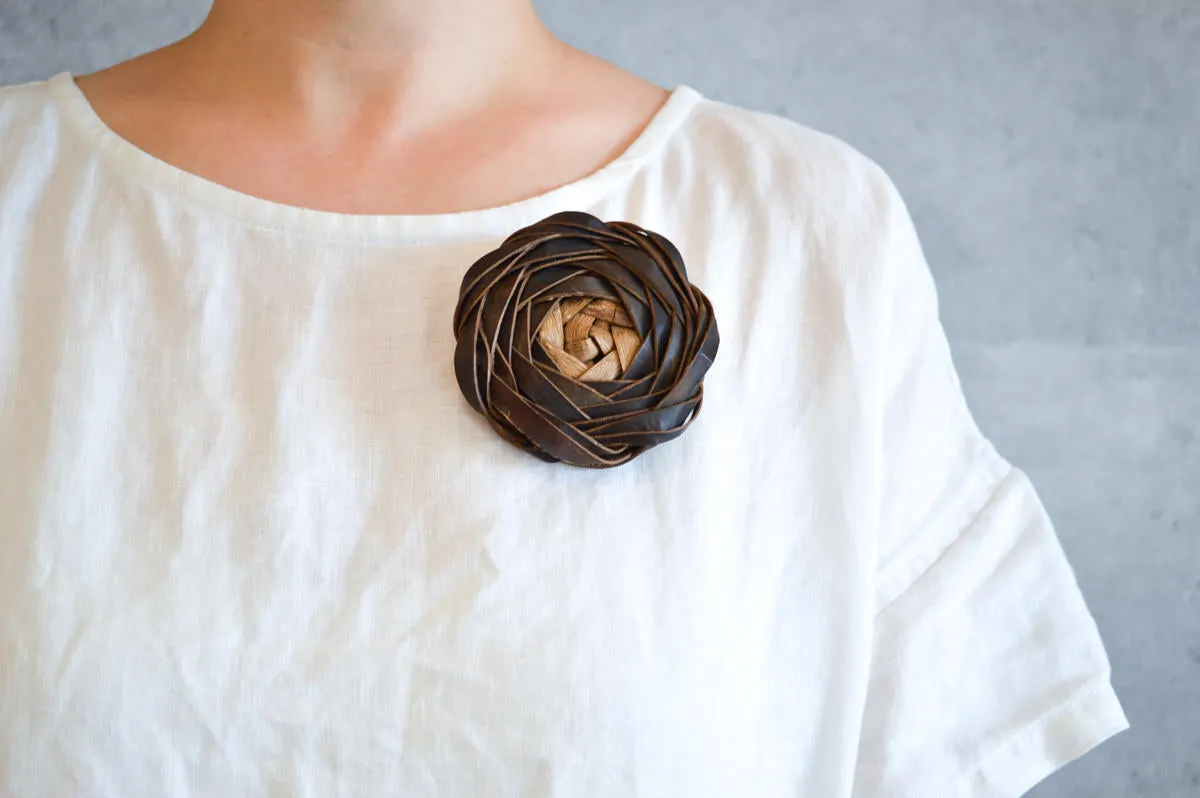 Brooch "Rose" (2 types) / Walnut / Yamagata-JPN 311415