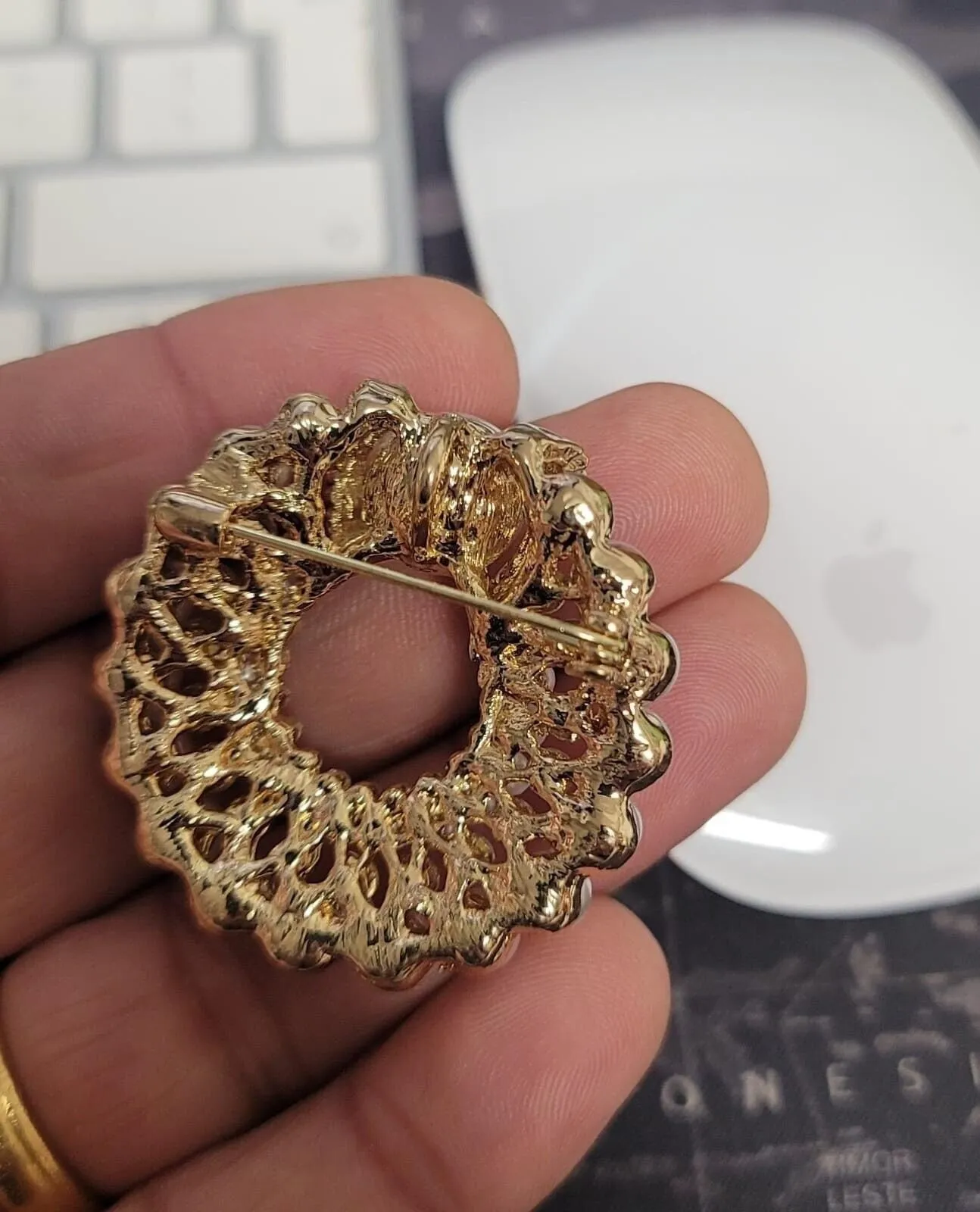 Celebrity flower brooch pin stunning vintage look gold plated queen broach i33
