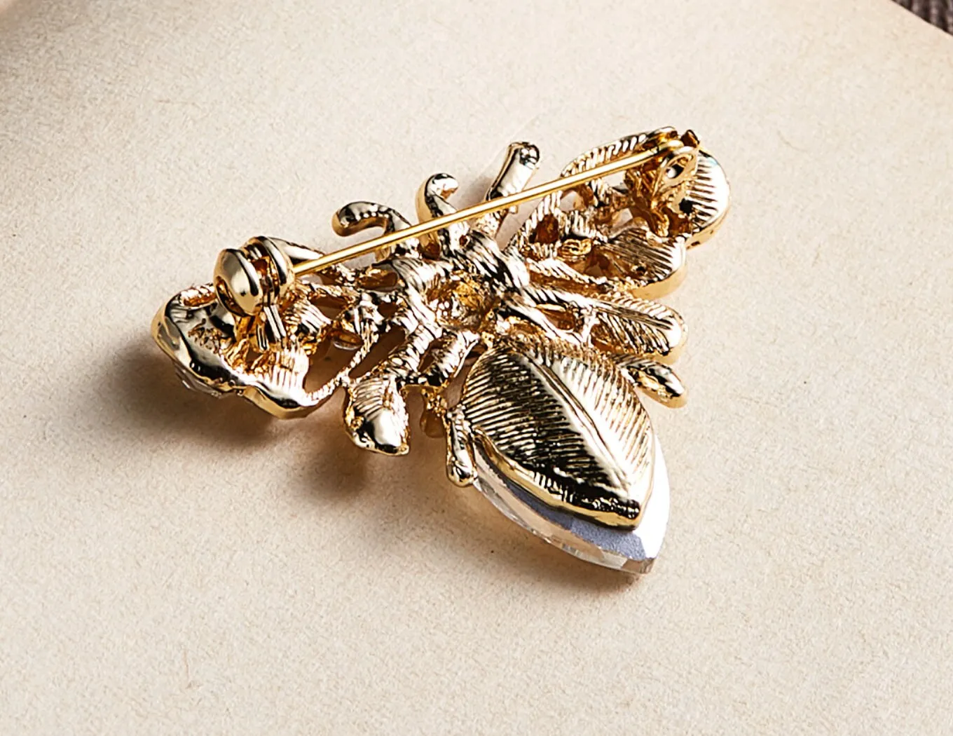 Honey bee brooch gold plated high end design celebrity broach vintage look pin a