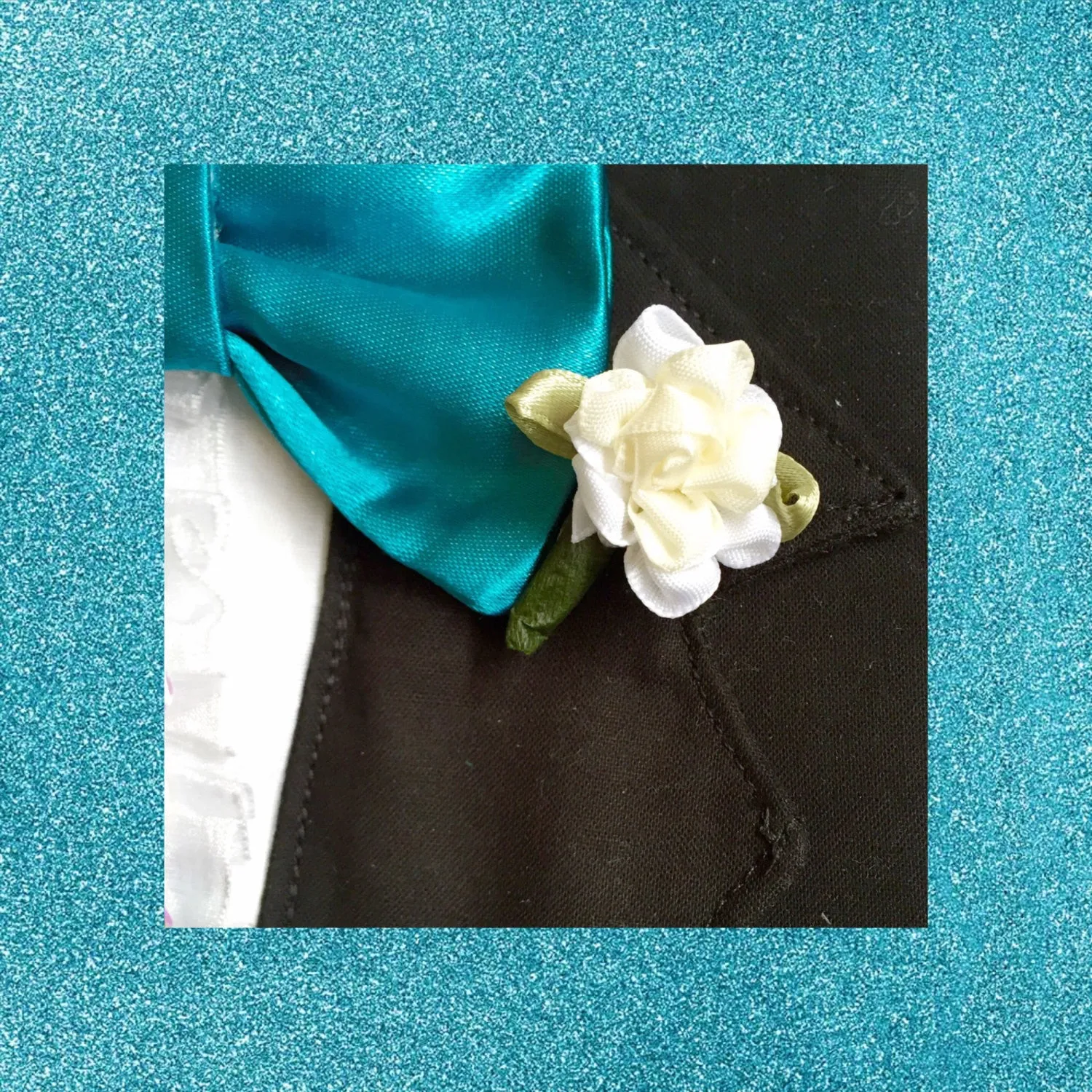 Oinktastic Creme Boutonniere