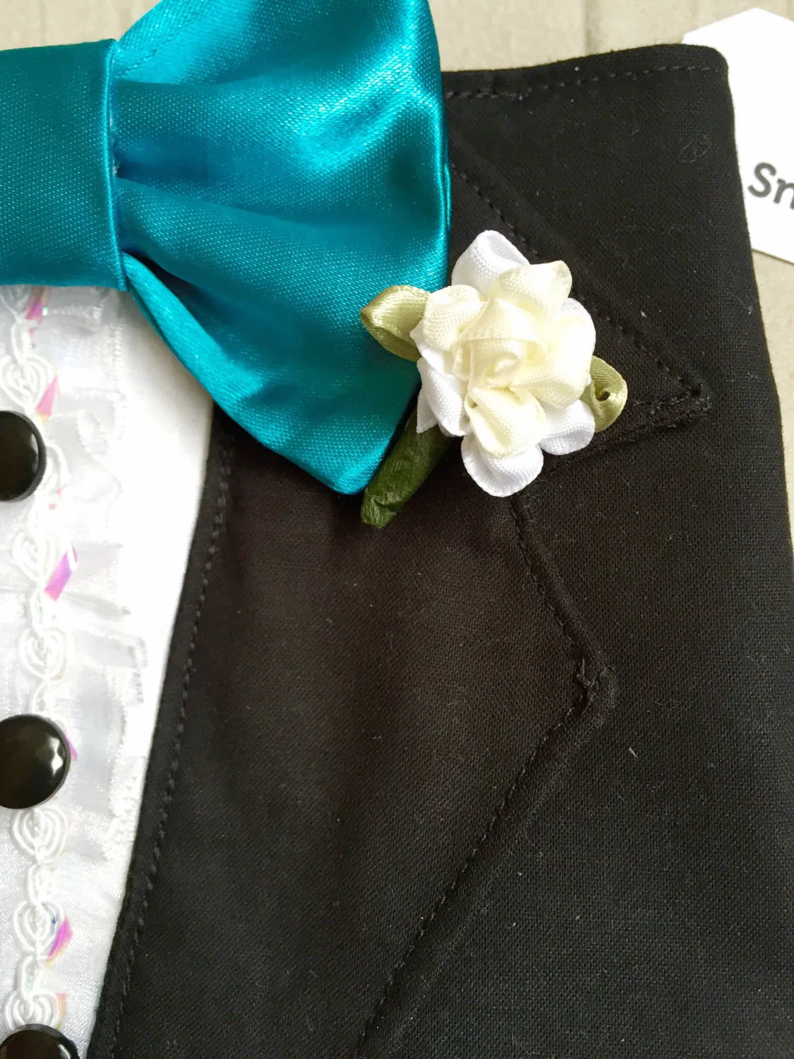 Oinktastic Creme Boutonniere