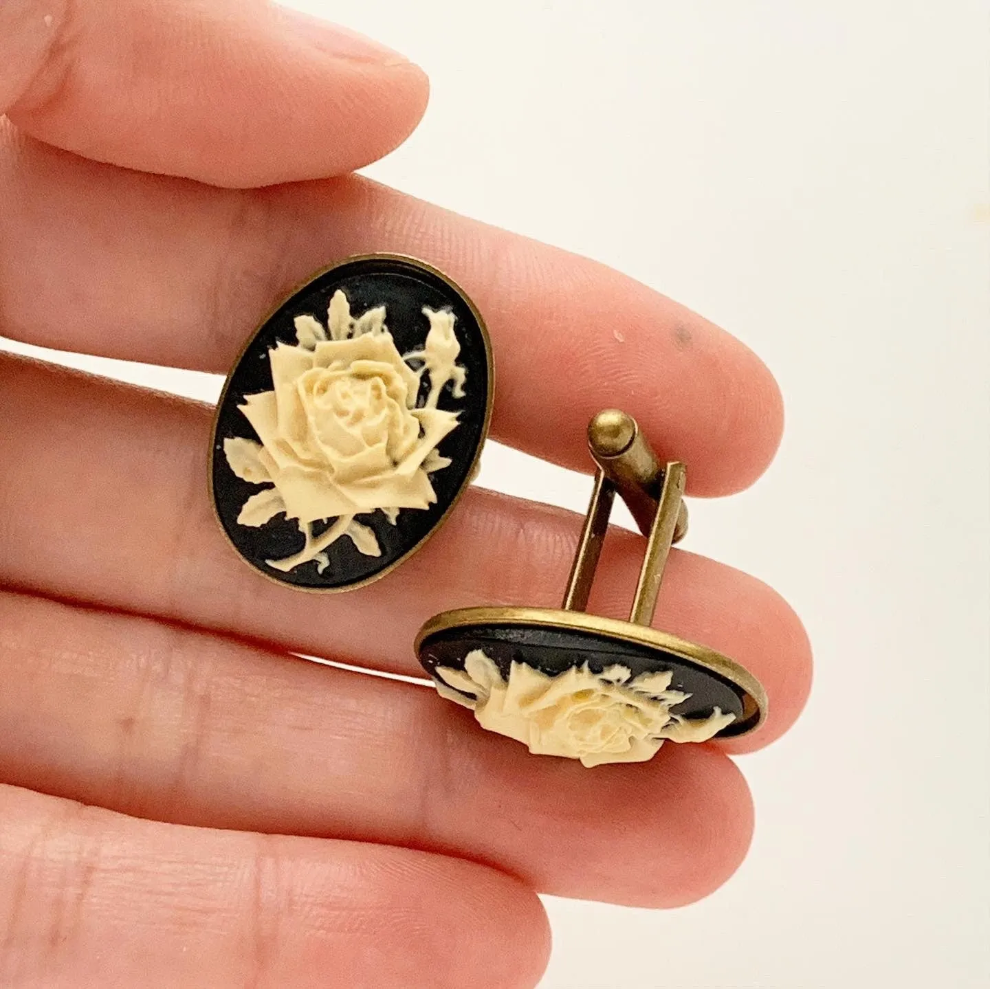 Rose Cameo Cufflinks Black / Bronze