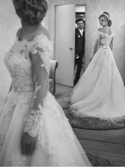 Scalloped-Edge Long Sleeves Bridal Gown