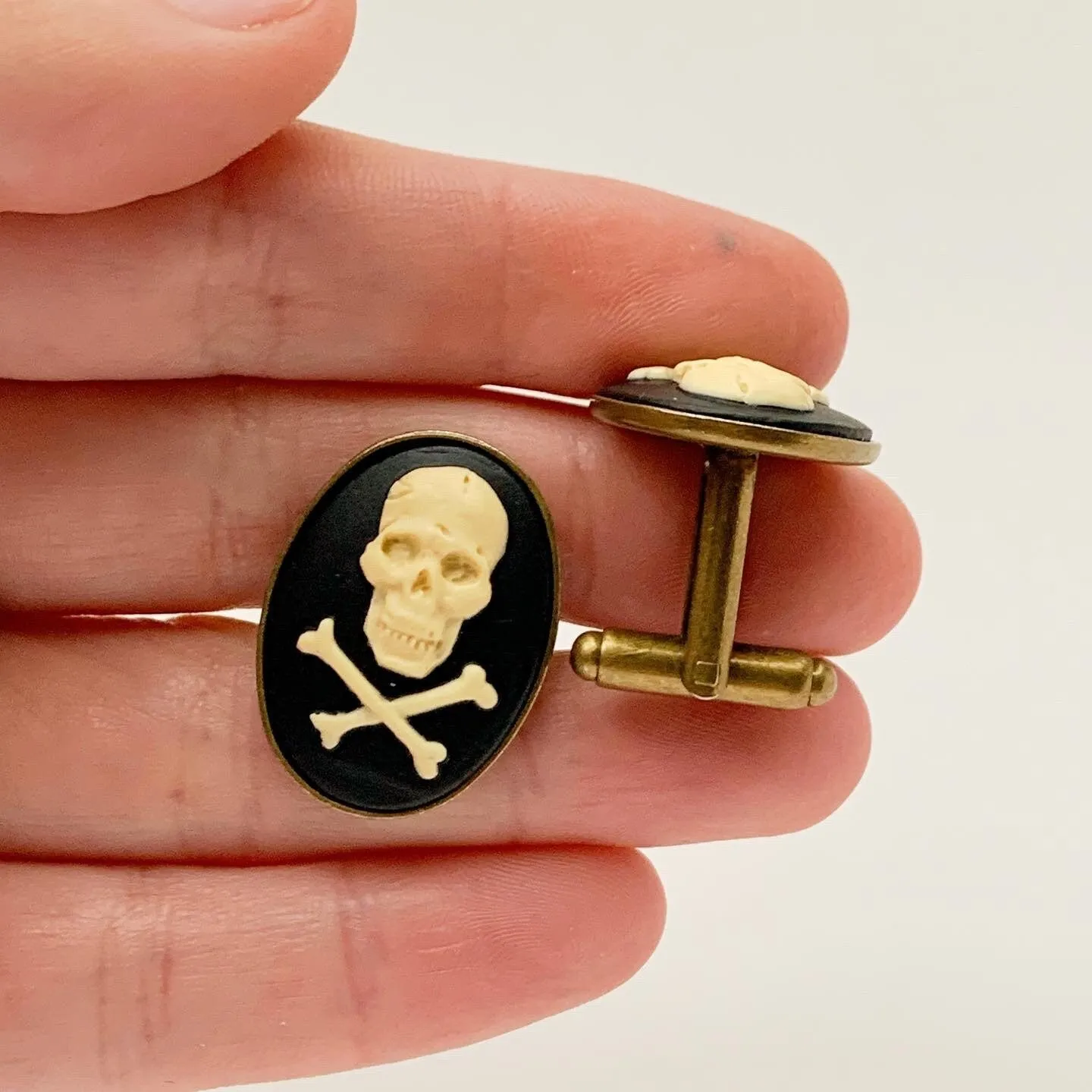Skull and Crossbones Cufflinks in Bronze