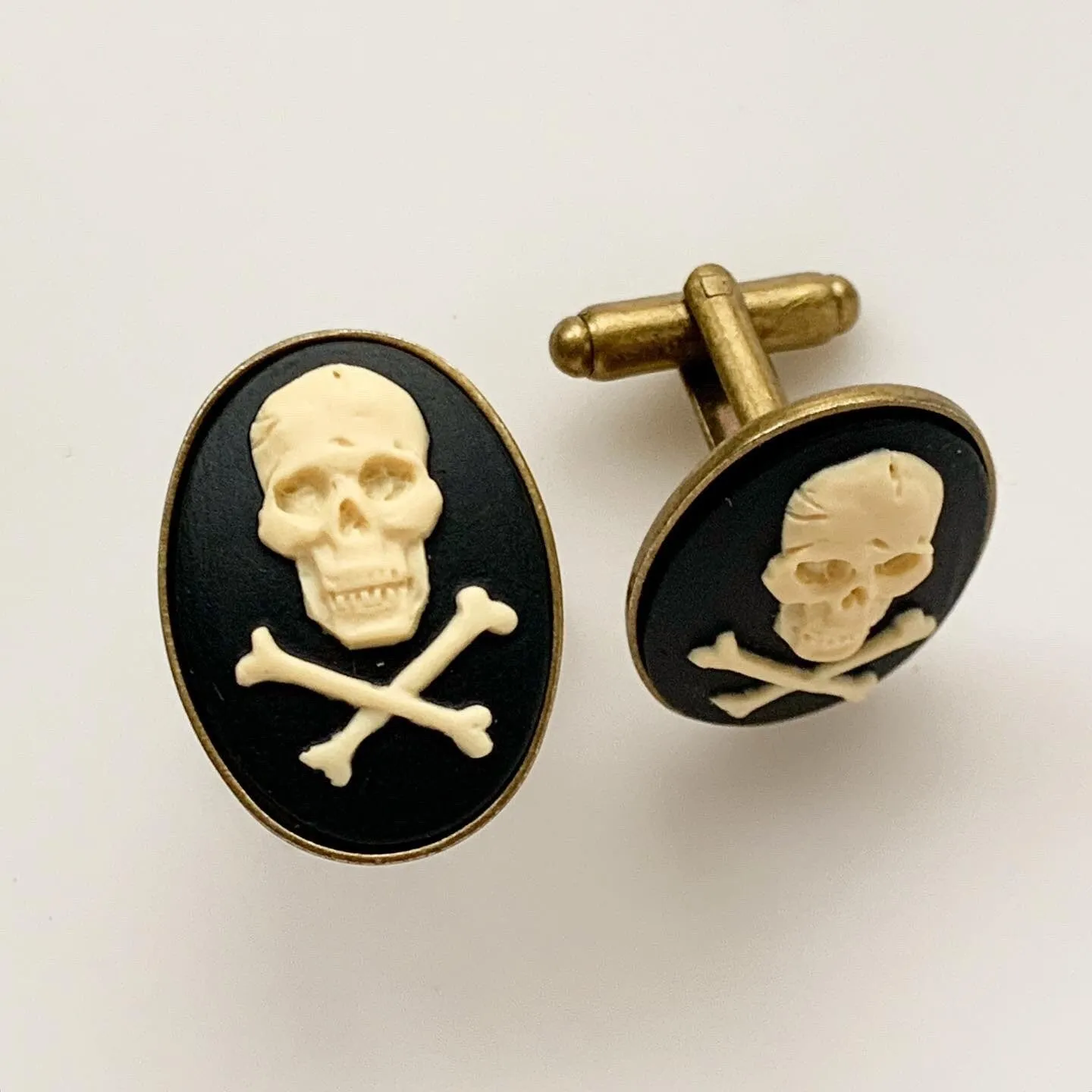 Skull and Crossbones Cufflinks in Bronze